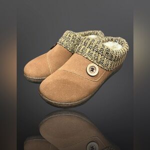 Clarks Women's Suede Sweater Clogs Color Tan Size 7